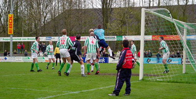 Doelman David Laanstra pakt de bal (Foto Helmich Lubberts)